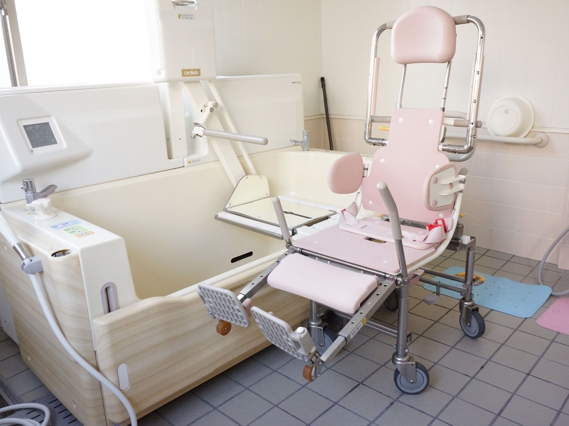 施設では機械浴に対応した浴室を完備している。床はフラットなタイル敷きで、キャスターがスムーズに移動できる。