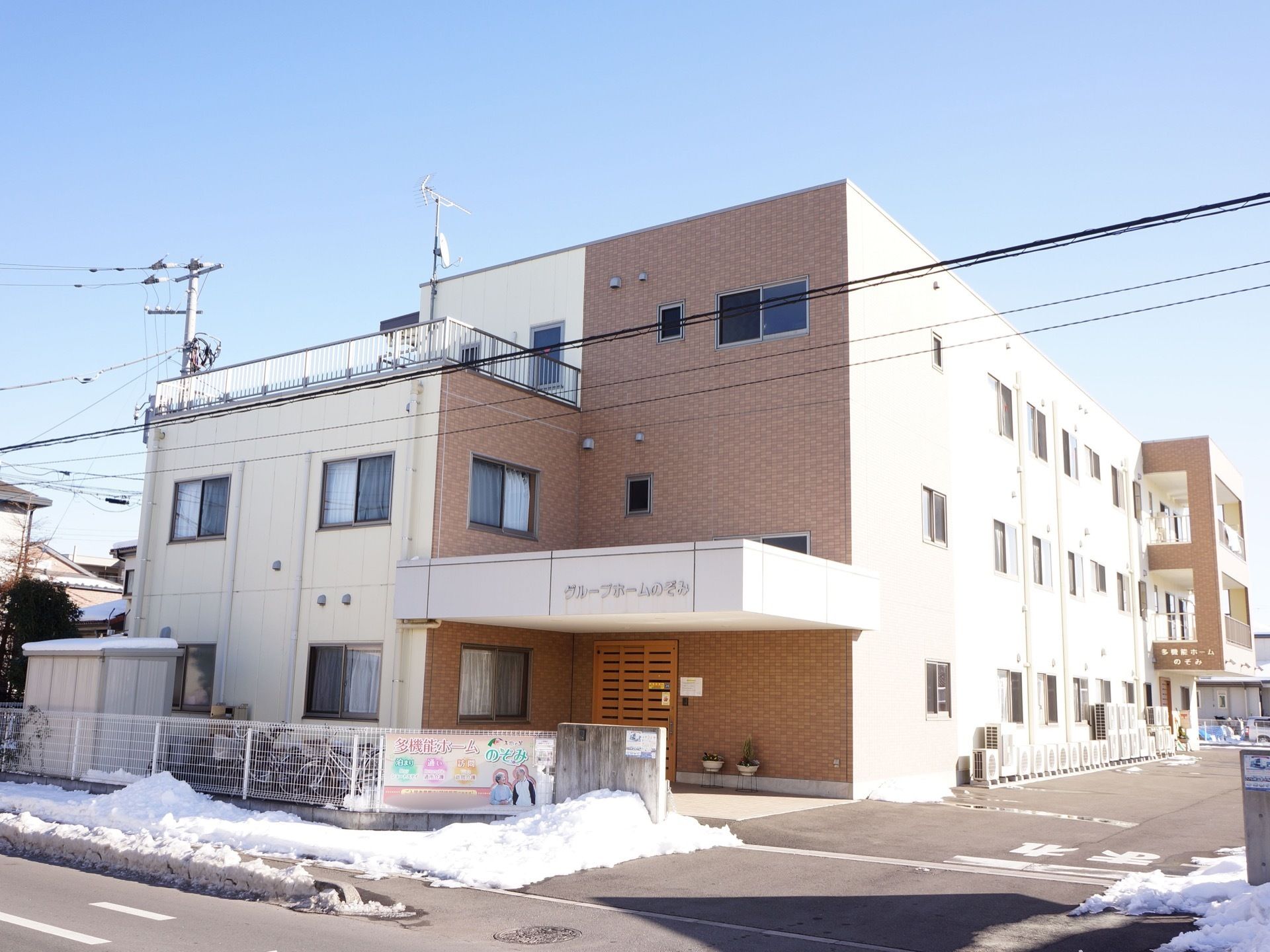 施設は道路沿いに建つ三階建ての建物である。外周にはワイヤー製のフェンスを設置し、入り口付近には看板を取り付けている。