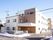 施設は道路沿いに建つ三階建ての建物である。外周にはワイヤー製のフェンスを設置し、入り口付近には看板を取り付けている。