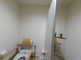 介護施設の明るいトイレの一室