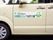 クリーム色の車体に施設の名前とロゴ、鳥のようなキャラクターのかかれたステッカーがドアに張られている施設の自動車。