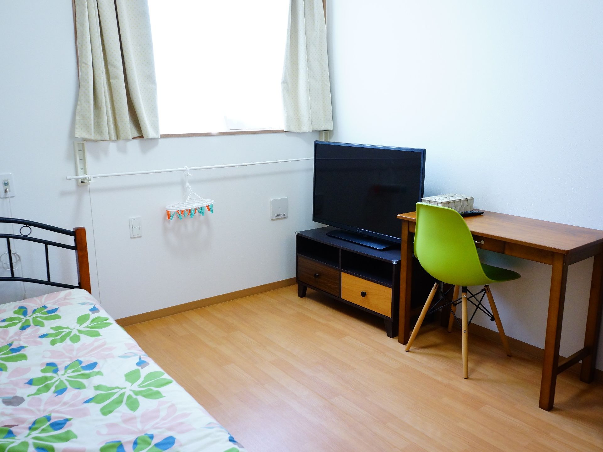 様々な家具が並べられた居室。窓のあるフローリングのお部屋で自宅のように寛いで生活していただくことが出来る。