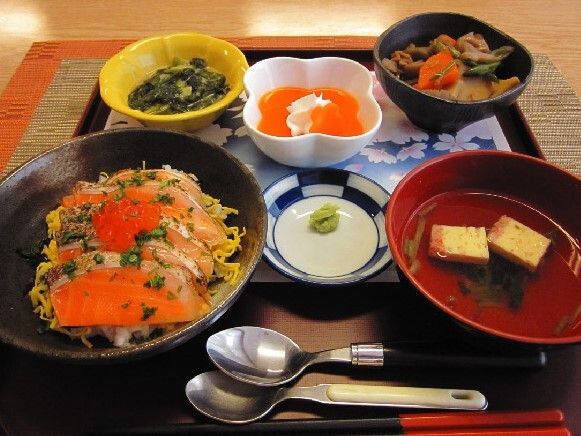いくらとサーモンをトッピングしたちらし寿司と筑前煮、ほうれん草の胡麻和えと吸い物やデザートのセット
