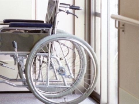 車椅子と廊下のイメージ