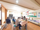 介護施設の居間とキッチンの様子