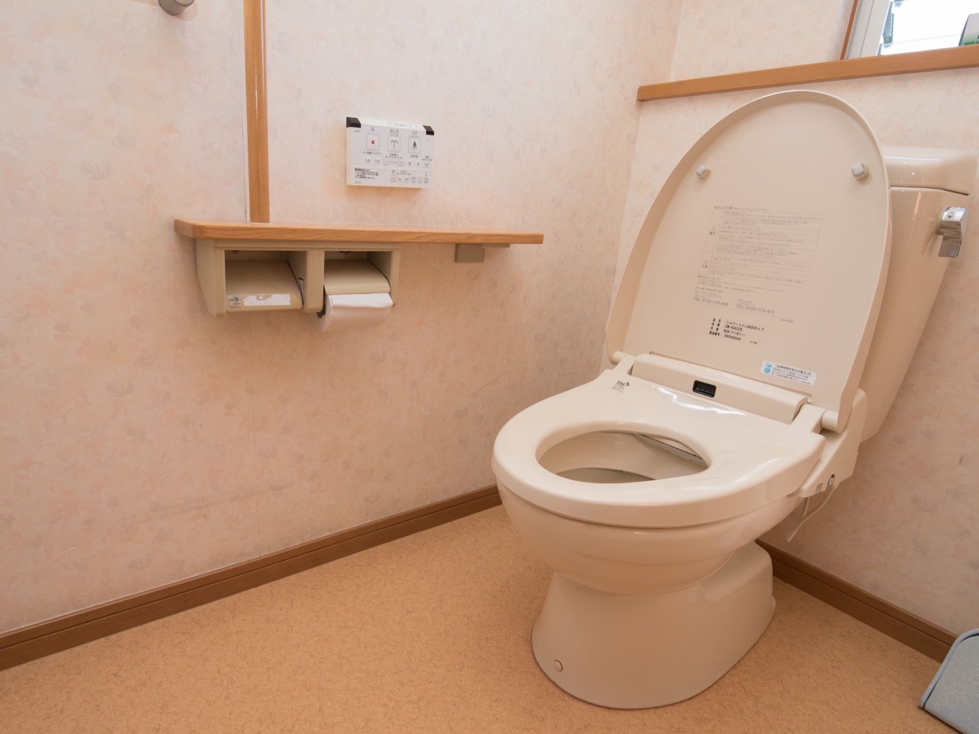 トイレは常に掃除が行き届いており、日々快適に利用していただける。便座の後ろには棚があり、消臭スプレーや飾りなどを置くことができる。