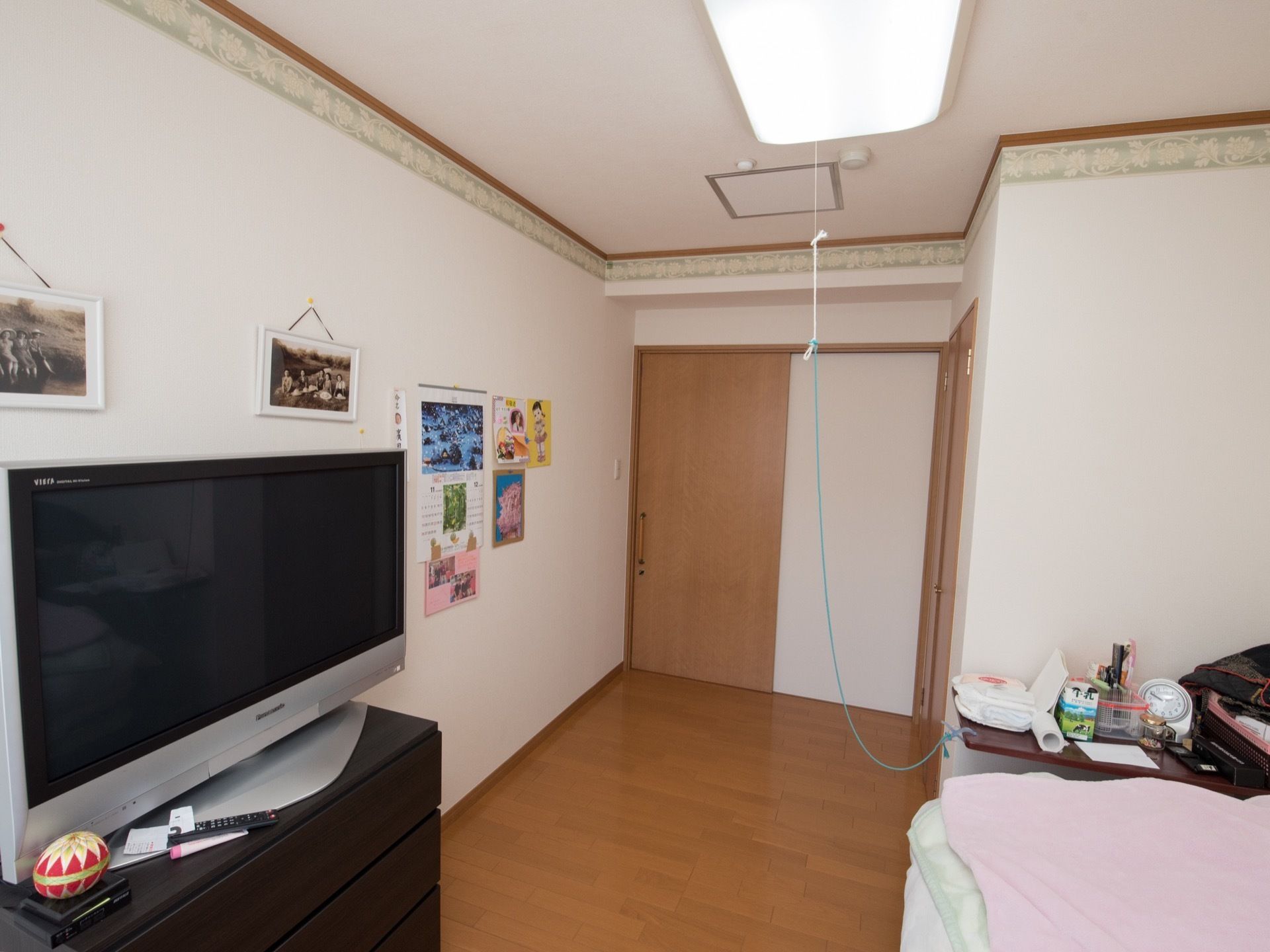 居室の床はフローリングなので、車椅子をご利用の方にも楽に移動していただける。サイドボートの上にはテレビが設けられている。