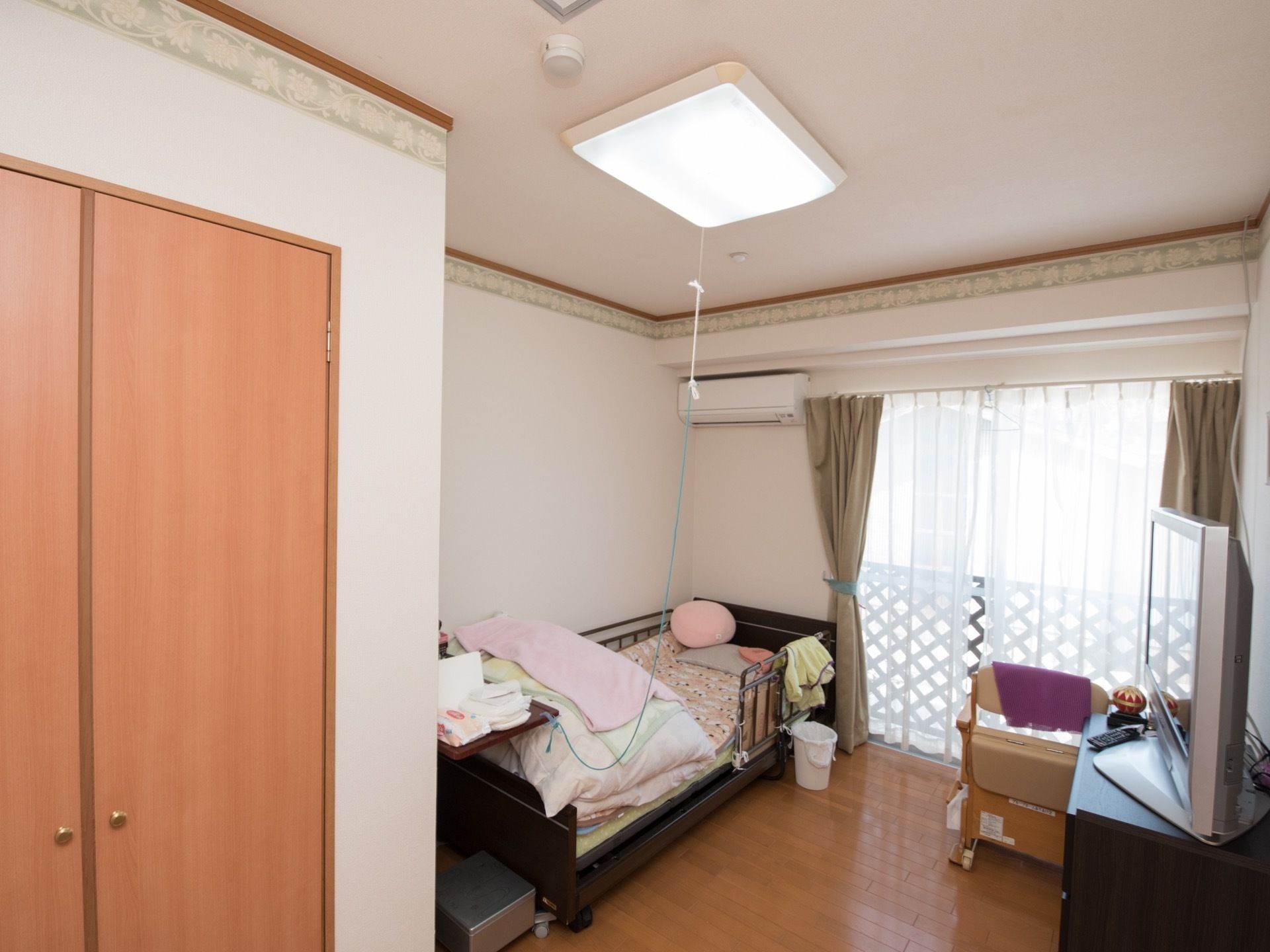 エアコンが設置された、季節を問わず快適に過ごすことができる居室