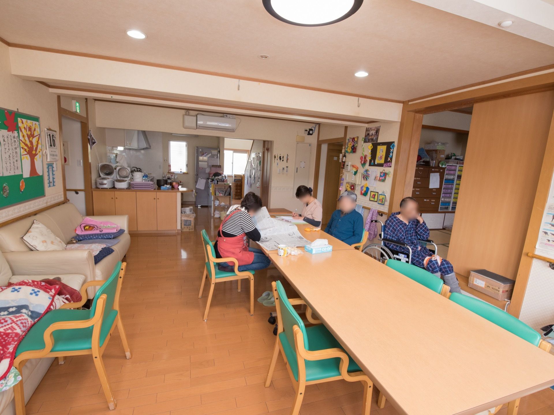テーブルと椅子が設置された、ゆったりと寛ぐことができる共有スペース