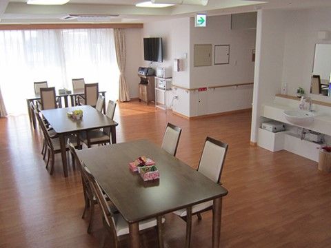 テーブルと椅子がゆったりと設置された、寛ぐことができる共有スペース