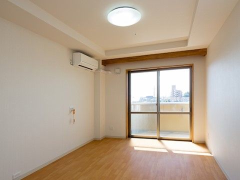 居室にはベランダがある。照明器具はシーリングライトを採用しており、空間が広々と利用できる。エアコンとナースコールの設備も整っている。