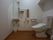 館内には、車椅子対応の共同トイレがある。折り畳み式アームレストや手すり、呼び出しボタンが壁に設置されている。