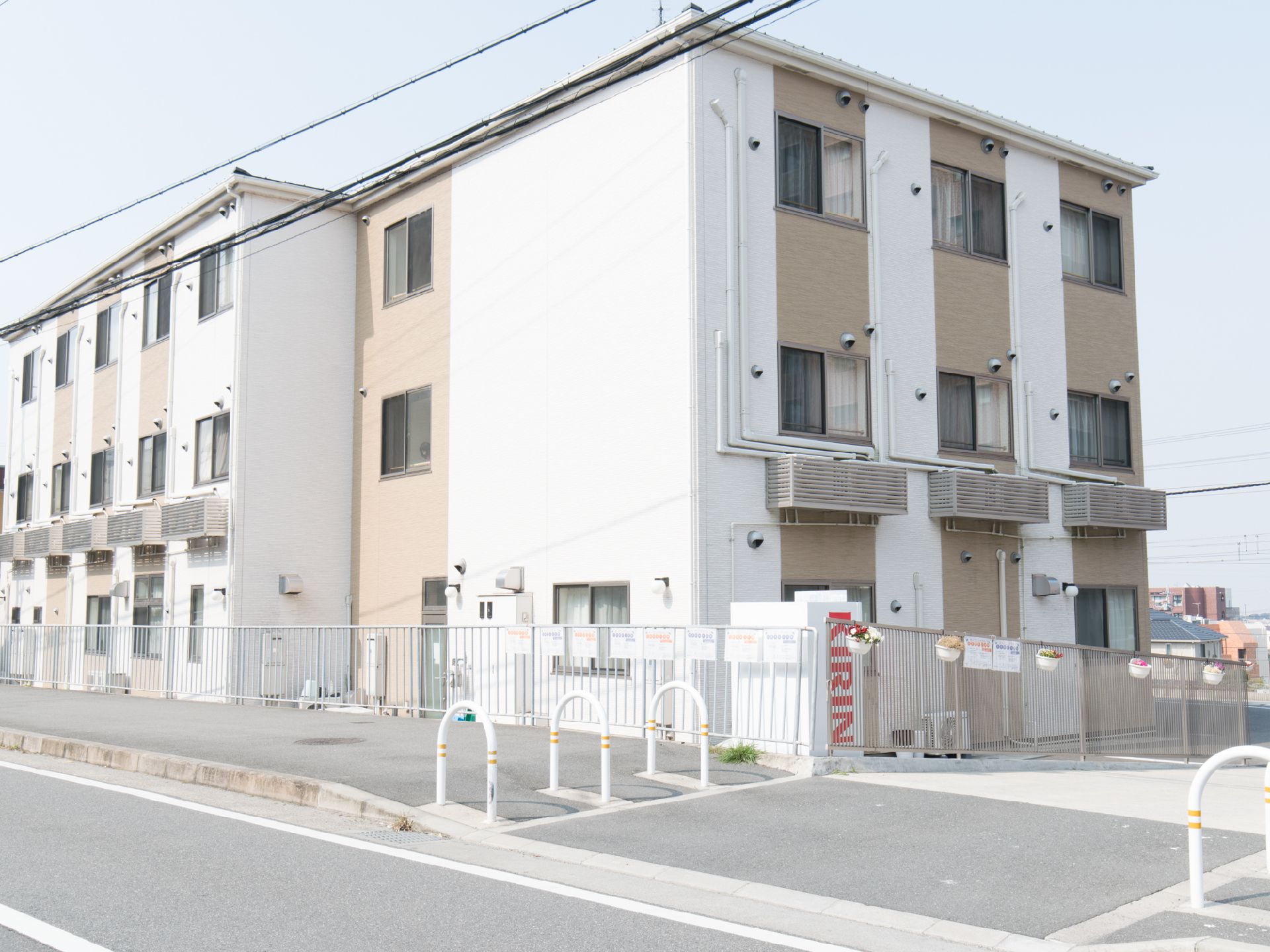 白と茶色を基調にした清潔感のある施設外観。
