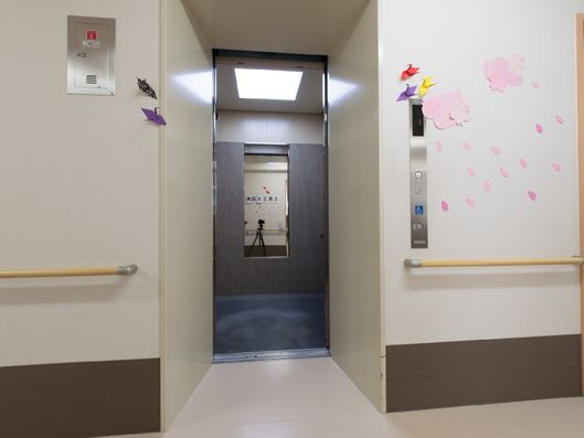 エレベーター(内部)