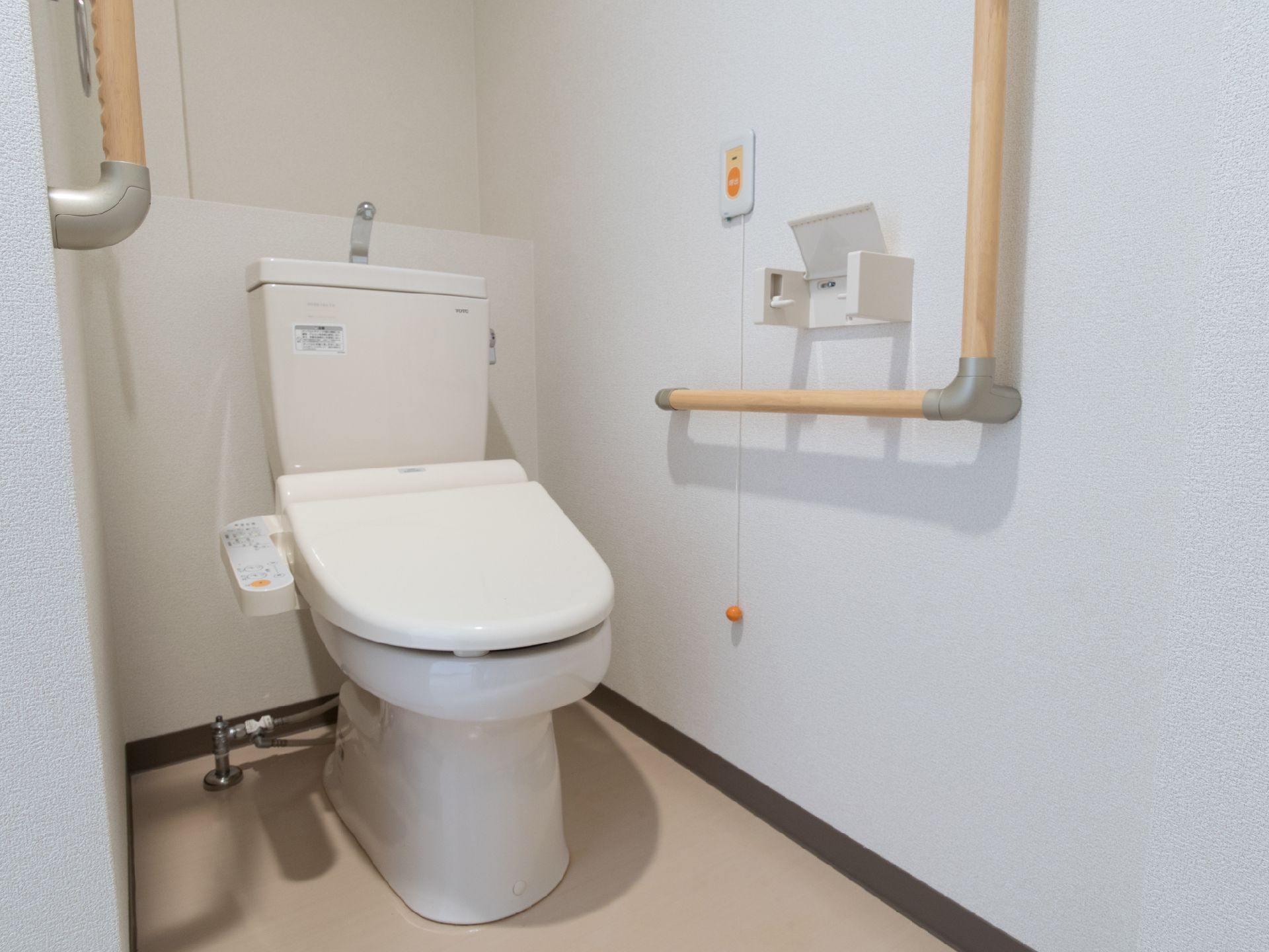 手すりがついているため、安全に利用できる。また、何かあったときはナースコールが押せるため、安心である。