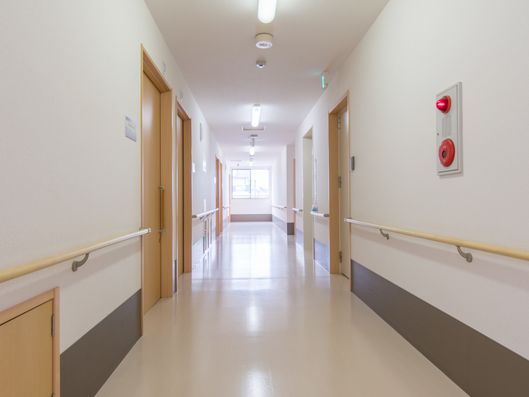 通路幅の広い廊下
