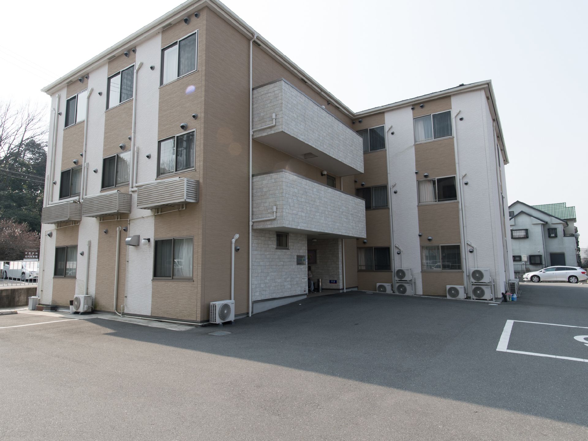 一切の無駄がなく、すっきりとした外観になっている。また、駐車場が広いため、利用者様の家族が訪れやすいように配慮されている。