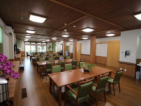 ブラウン基調の奥行きのある落ち着いた雰囲気のお部屋である。机上やその周りにお花が飾られており、穏やかな時を過ごせる場所となっている。