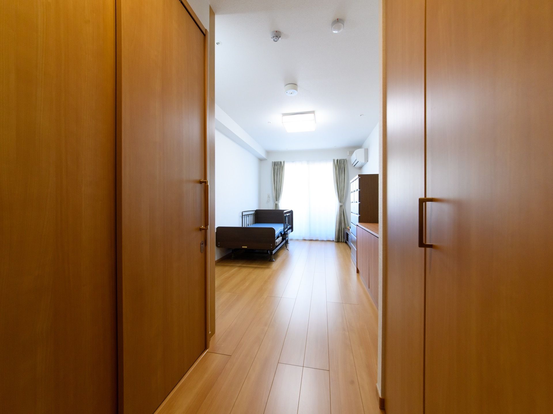 居室は日照、空調など生活環境に配慮されている。部屋は奥行きが広く床はフローリングのため、車椅子をご利用の方にもスムーズに移動していただける。