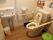 温水洗浄便座付きの洋式トイレが設置されている。壁にはＬ字の手すりとナースコールが取り付けられている。