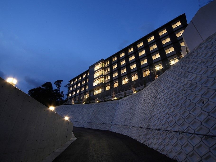 存在感のある大きな建物で、夜のライトがきれいな施設の外観