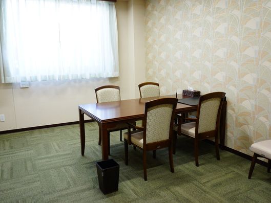 椅子と机のある部屋1