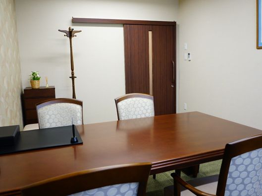 椅子と机のある部屋2