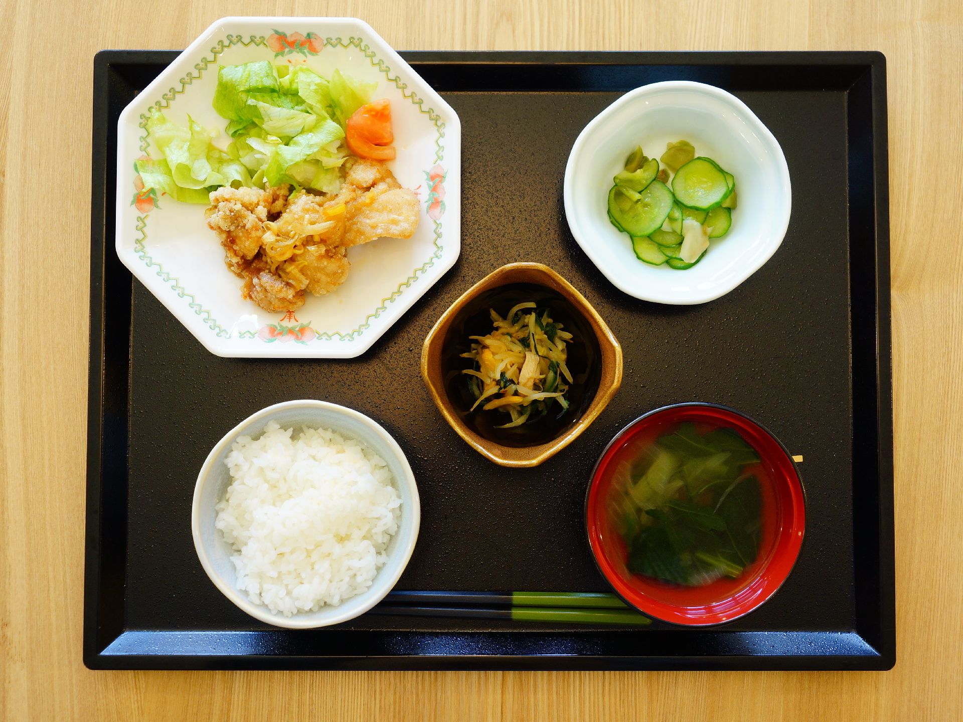 塩分やカロリーなど栄養士によって考えられ、鮮やかな彩りの食事が毎日出されている。器との相性も考えて盛り付けられている。