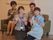 写真にはそれぞれ違ったデザインのユニフォームを着たスタッフが、4人そろってポーズをとって写っている。