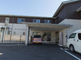 介護施設の駐車場と建物