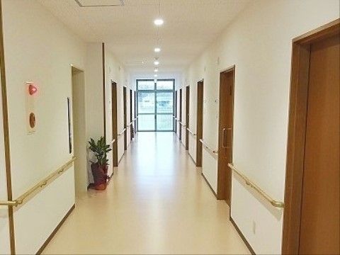 「サンライズさつか」の廊下。手すりを設置している。