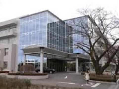 施設の近くにある病院は近代的なガラス張りの建物である。道路沿いに建っており、入り口までバリアフリーになっている。