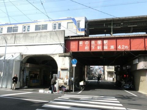 電車の駅が近くにあり、公共交通機関で来訪しやすいので便利である。また、入居者様も外出の際利用することができる。