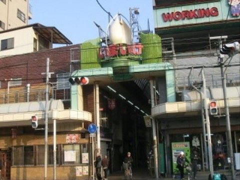 近くには地元密着型の商店街があり、日々の買い物に役立っている。昔ながらの商店街で人情味と懐かしさを感じる。