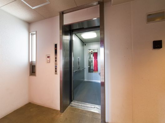 エレベーター前