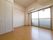 広々した部屋でゆっくりと過ごすことができる。大きな窓があり、とても明るい。エアコンが設置されている。フラットな床で安全である。