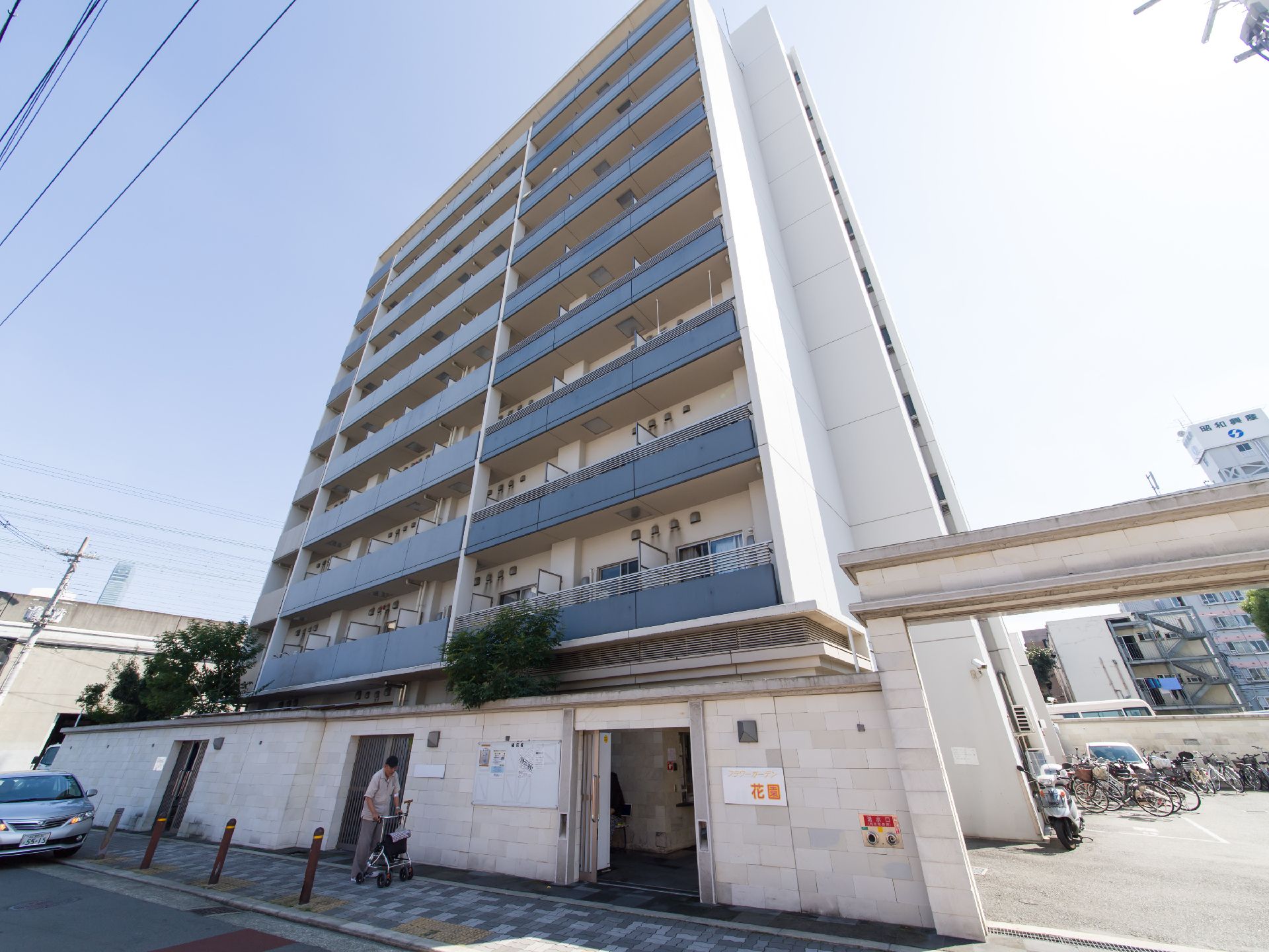 外観は10階建てのブルーと白色にまとめられた高い建物になっている。窓とベランダが多く取り付けられている。