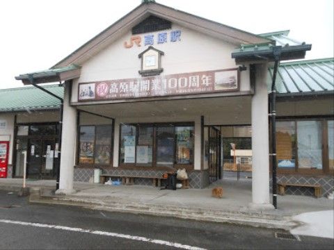 和風な出で立ちの最寄り駅。周辺には飲食店もある。目立った段差はなく、ベンチもあるので利用しやすい設計になっている。