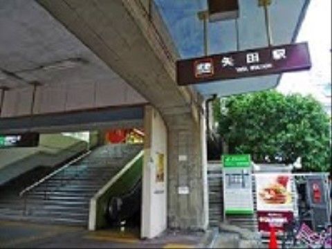 近畿日本鉄道矢田駅が施設の最寄駅。手すりが付いた比較的傾斜が緩やかな階段のほか、エスカレーターも設置されている。