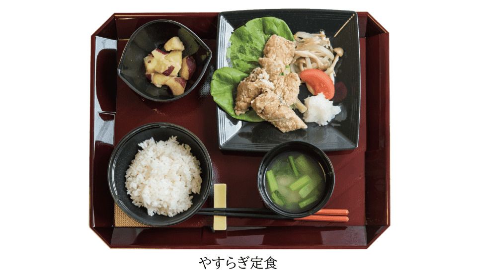 竜田揚げと、さつまいもの甘煮、ご飯と味噌汁のセット