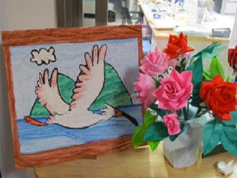 施設ではさまざまなレクリエーションがあり、入居者様が作品を作っている。でき上がったものは皆さんに見ていただくように飾っている。