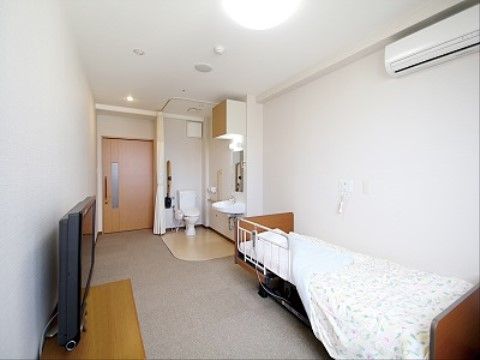 居室には幅の広いスライド式ドアを通じて出入りすることができ、室内にも十分なスペースがある。車椅子をご利用の方でも安全に室内を移動できる。