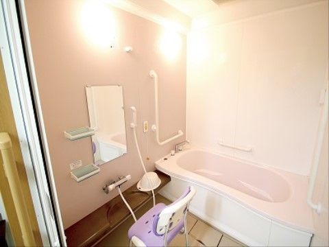 浴槽はきれいに磨かれており、明るい照明と相まって清潔な雰囲気が形成されている。シャワー台はシャワーチェアに合った高さで調節がなされている。