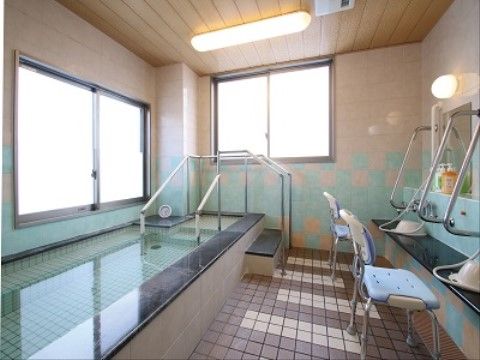 施設には大浴場があり温泉施設のように広く、ゆったりと入浴できる。シャワー周りや湯船の階段には手すりがあり安心して利用できる。