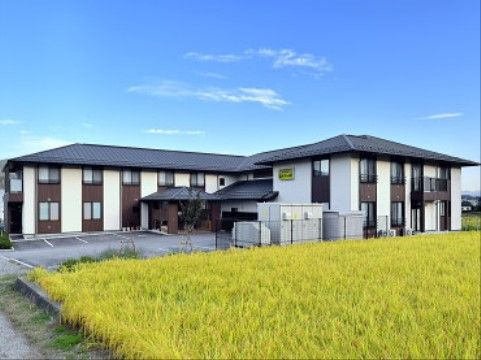 「サービス付き高齢者住宅　ゆうちゃん家」の外観。周辺環境に馴染むような、落ち着いたデザインの建物。