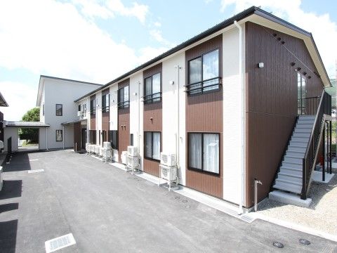 「サービス付き高齢者住宅　ゆうちゃん家」の西棟本体・外構。非常階段が設けられている。
