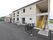施設はツートンカラーが印象的な２階建ての建物。道路はきれいに舗装されているので、車椅子をご利用の方も安全に出入りすることができる。