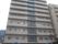 10階以上ある建物はマンションのような佇まいである。１階部分の柱がアーチ状になっており、玄関まではスロープが設置されている。