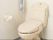 居室に設置された温水洗浄機能付き便座のトイレである。いつでもきれいに清掃され、衛生的に保たれている。
