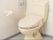 白く清潔なトイレには、温水洗浄便座器が完備されている。入居者様は快適に用をたしていただくことができる。